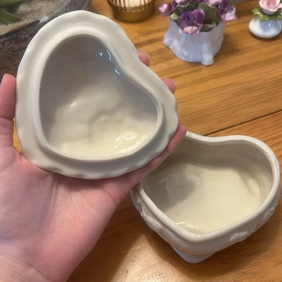 Porcelain heart shaped trinket box with gold tone trim and roses on top - Picture 8 of 9